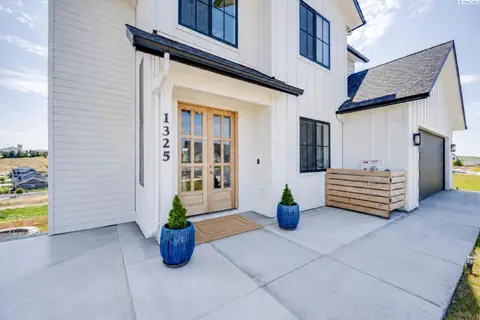 Photo of 1325 SW Panorama Drive