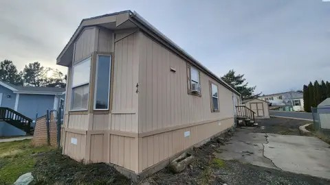 Photo of 255 NW Golden Hills Dr.