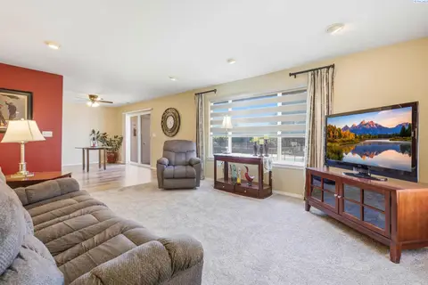 Photo of 3121 W Hood Avenue