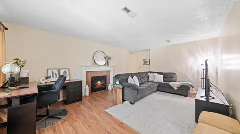 Photo of 2912 W Hood Ave