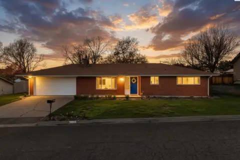 Photo of 935 Parkside Dr
