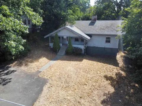 Photo of 960 NE Maple St