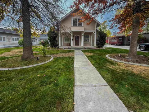 Photo of 621 W Albany Ave